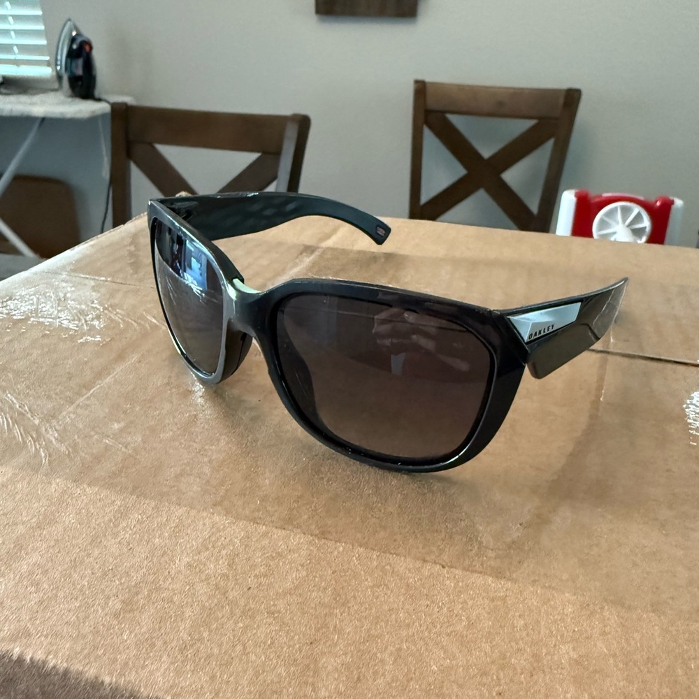Women’s Oakley Rev Polarized Carbon Gray Gradient Women Sunglasses OO9432-0559